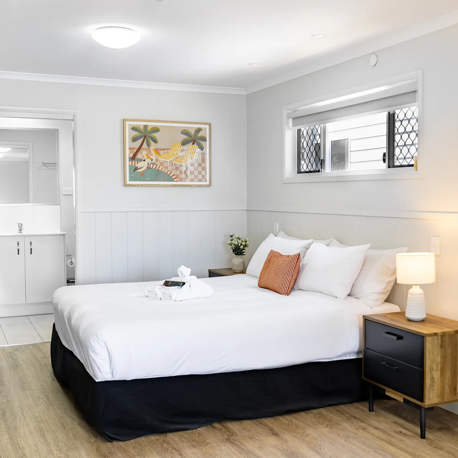 Couples cabin Nambucca Heads king bed with river view