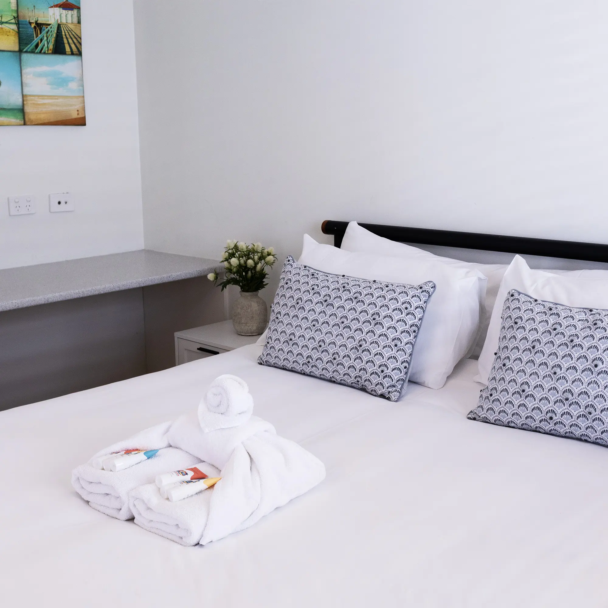 Kingfisher cabin queen bedroom with river view