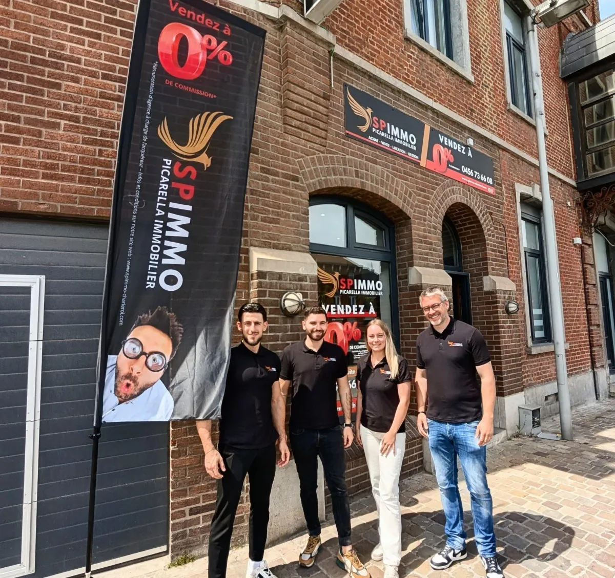 Équipe SPIMMO agence immobilière Charleroi devant l'agence de Farciennes