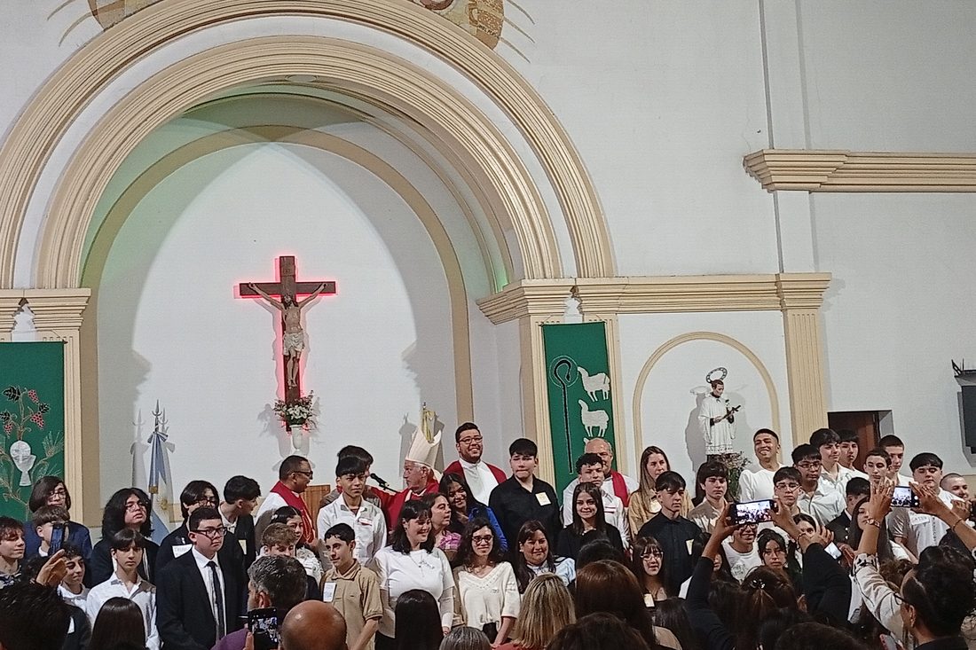 Confirmaciones de alumnos del Instituto Madero