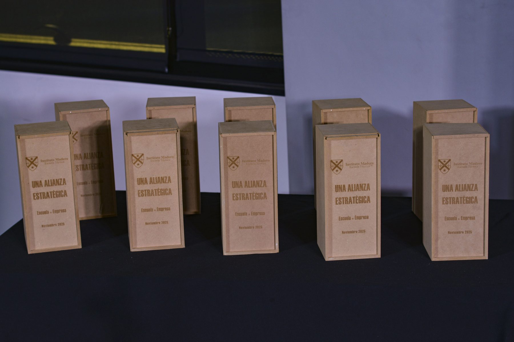 El regalo para las empresas: cajas grabadas «Una alianza estratégica».