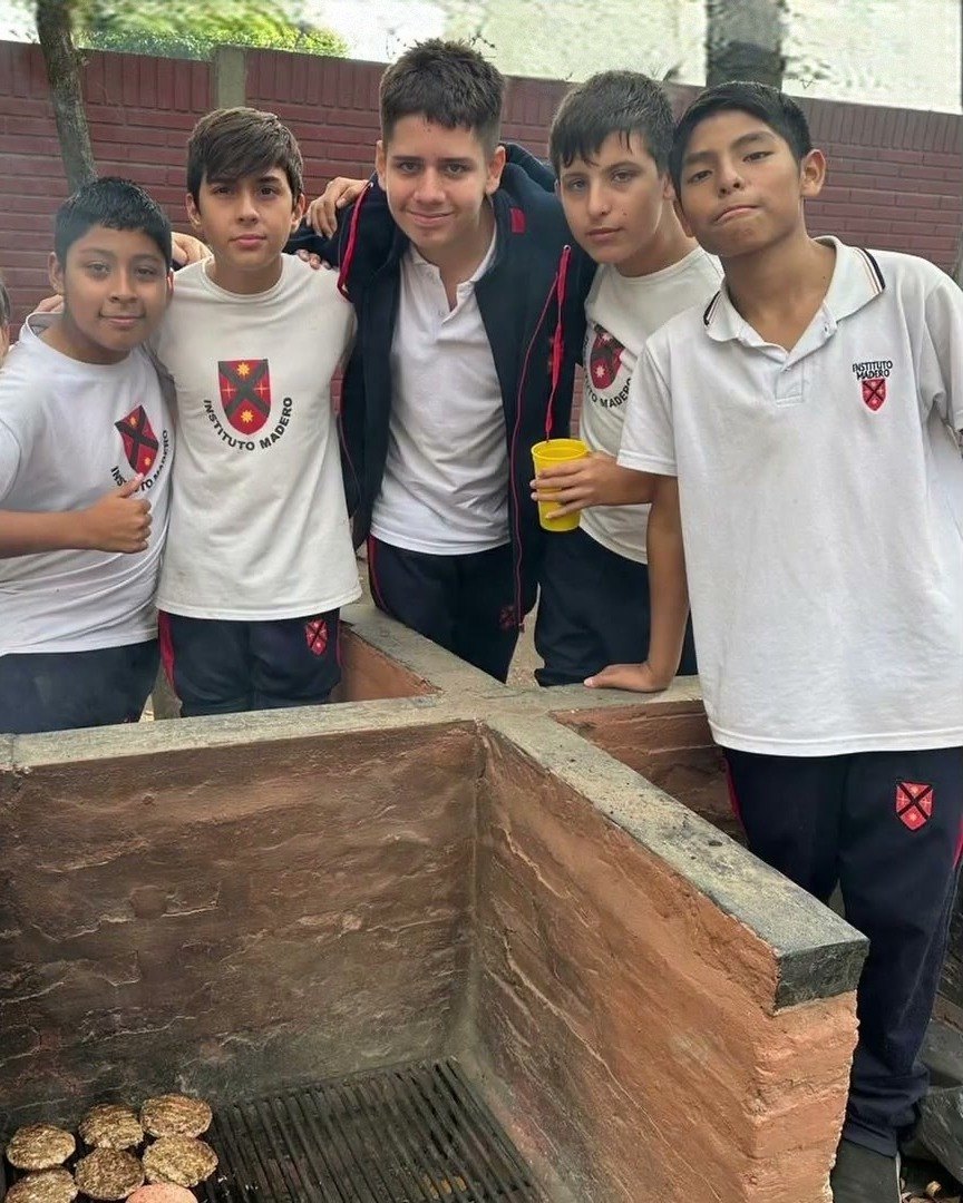 Alumnos de 1.º y 2.º abrazados en una convivencia