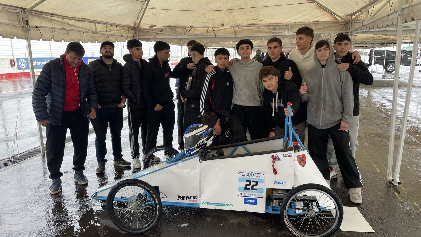 Alumnos del Instituto Madero con el auto del Desafío ECO YPF