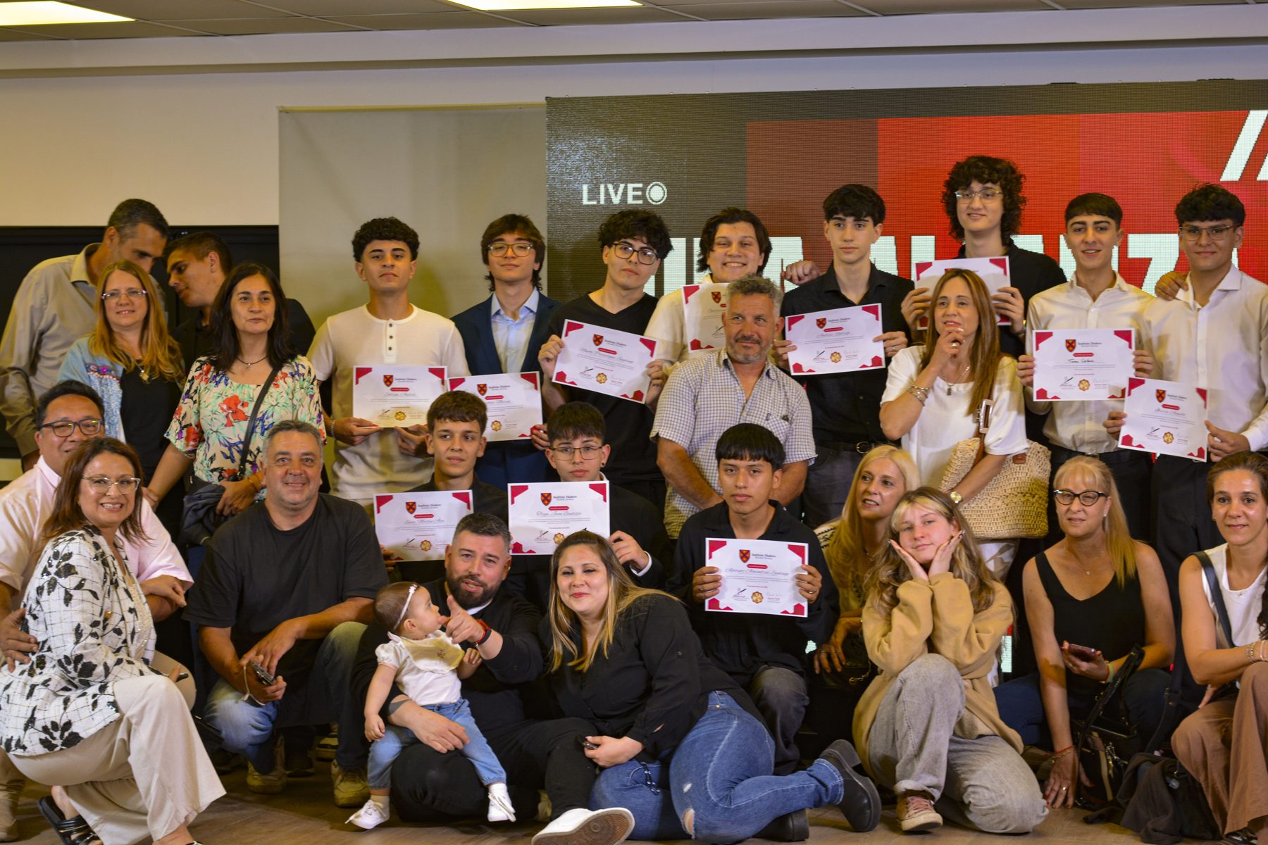Familias del Instituto Madero con los alumnos y sus certificados de Prácticas Profesionalizantes, en el evento Escuela Técnica + Empresas 2025