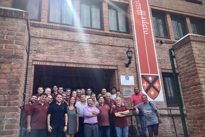 El personal del Instituto Madero frente a la fachada