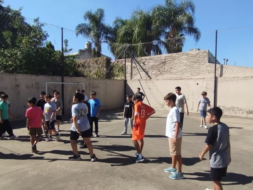 Chicos de los Talleres Tecnológicos jugando al aire libre en la convivencia