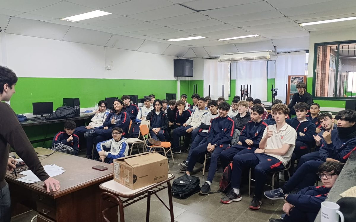 Alumnos del Instituto Madero en el cine debate
