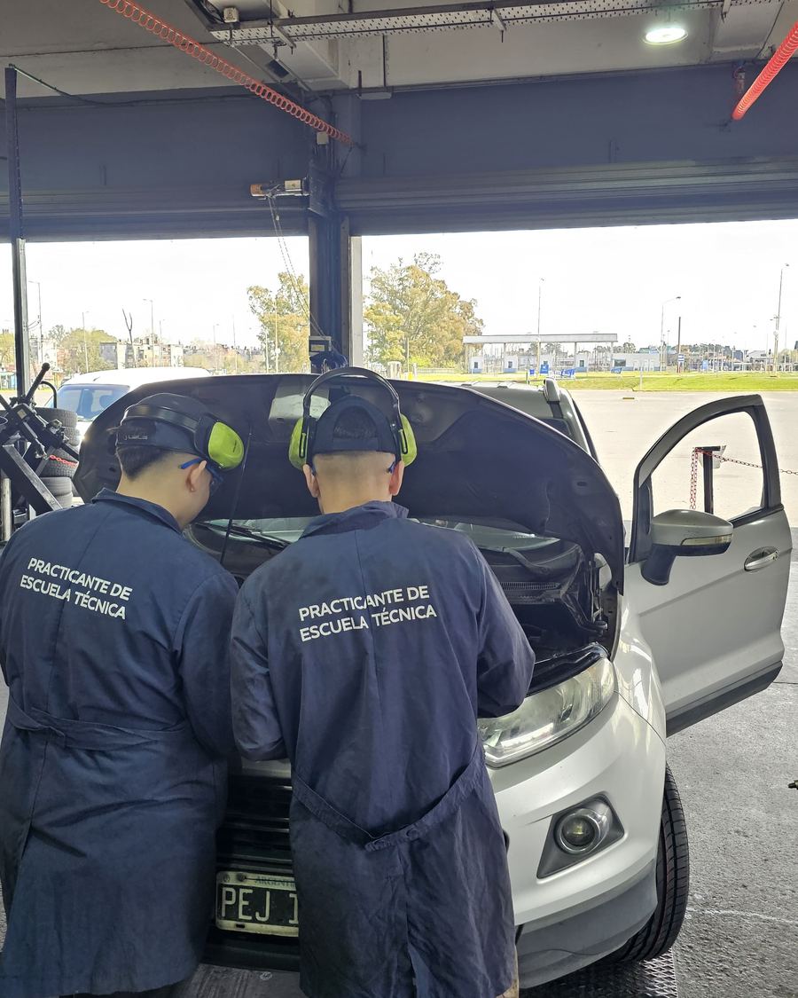 Alumnos de 7.º en sus prácticas en Norauto
