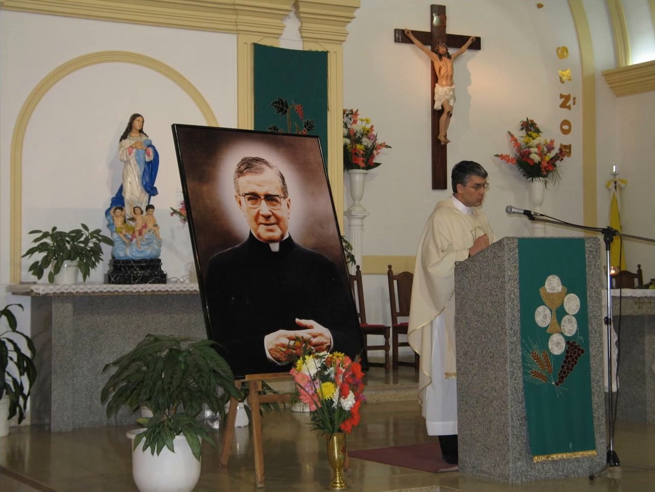 Misa en la capilla, con la imagen de San Josemaría