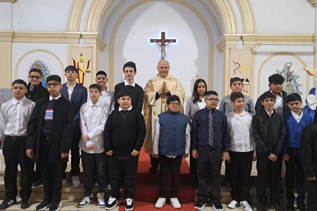 Alumnos del Instituto Madero el día de su Primera Comunión