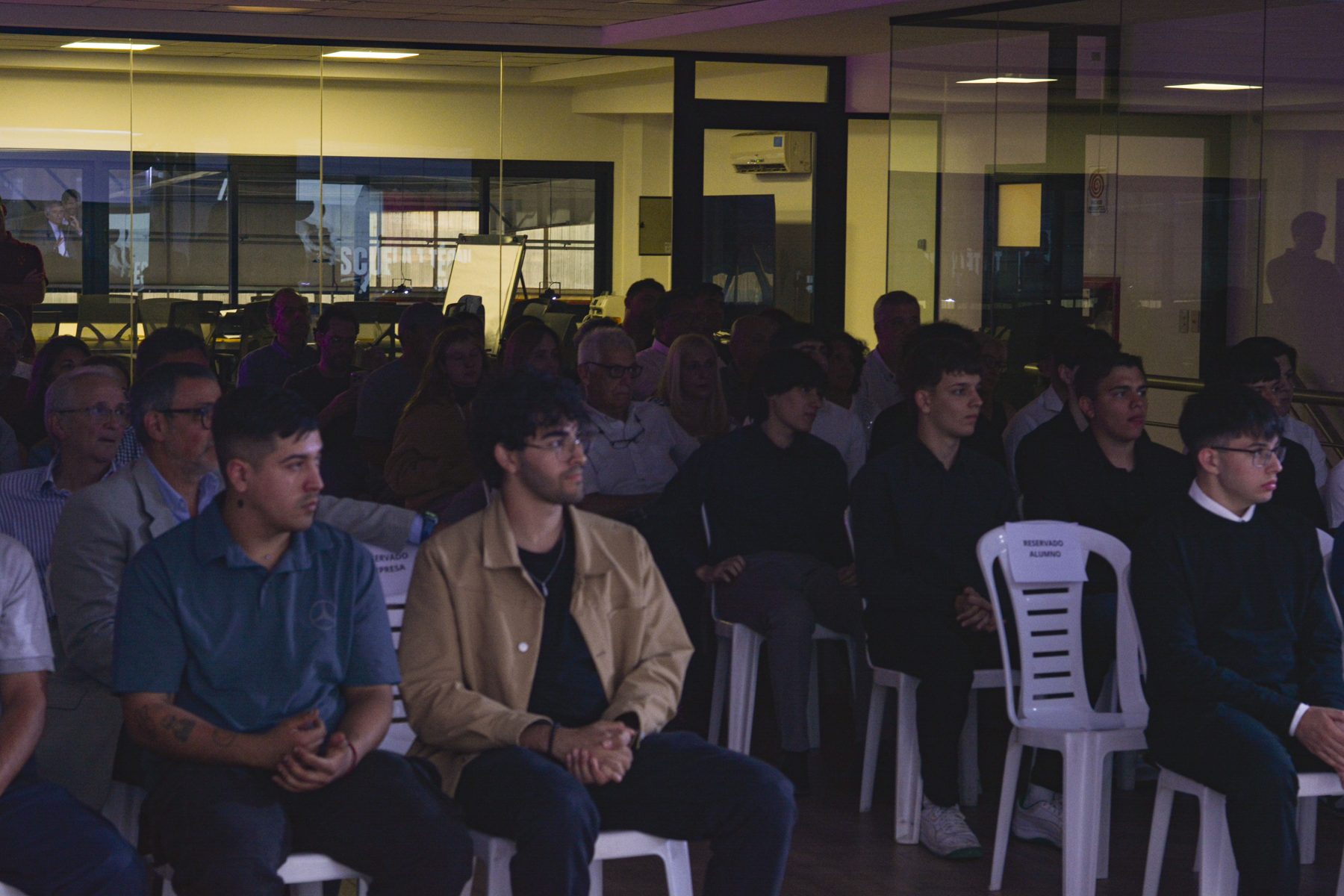 Alumnos, familias, empresas y autoridades: unas 80 personas.