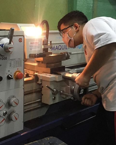 Un alumno de la Escuela Técnica trabaja en el torno