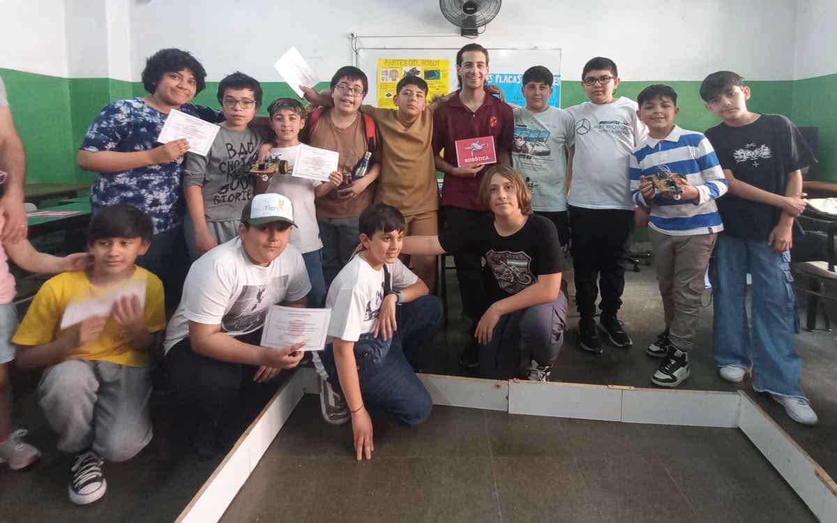 Los chicos del taller de robótica con sus certificados