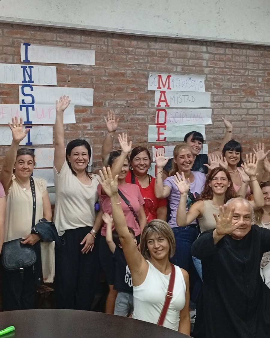 Las familias saludan en la reunión del primer día de clases