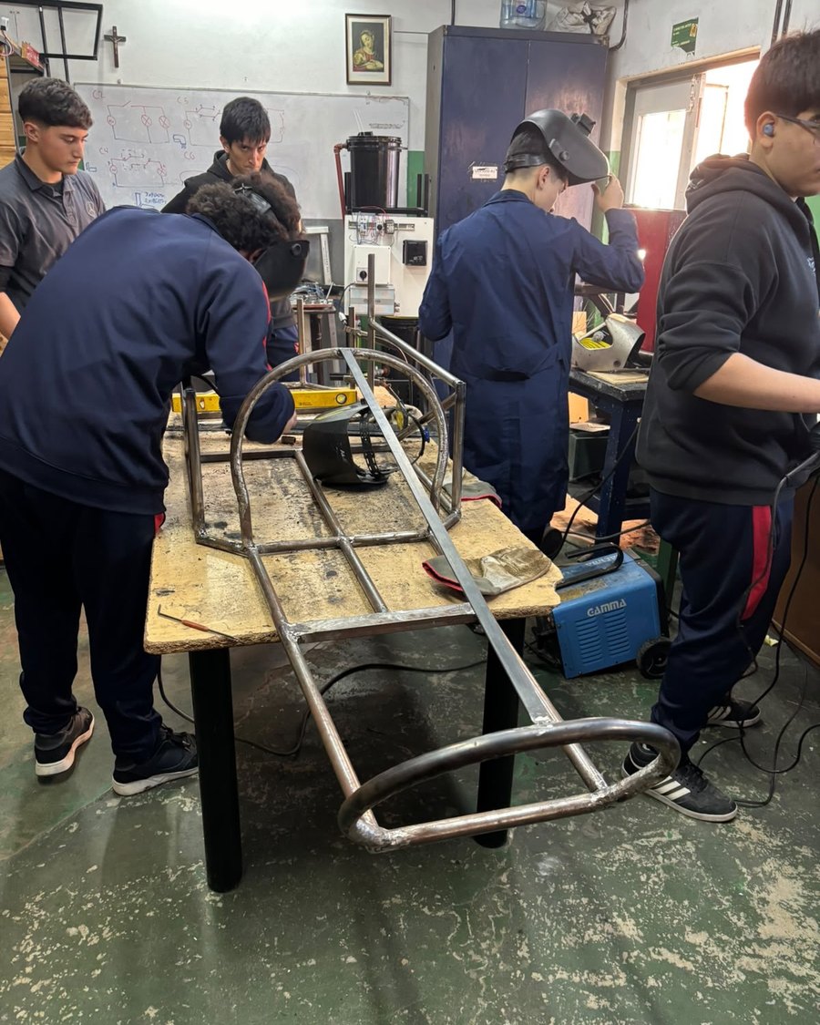 Alumnos de 7.º trabajan en el chasis del auto eléctrico en el taller
