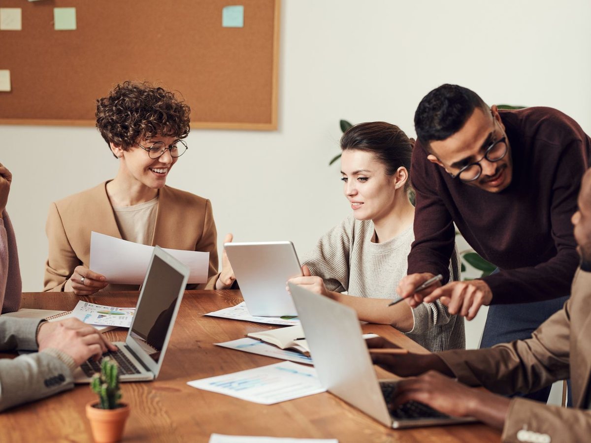 Un equipo de trabajo reunido en una capacitación