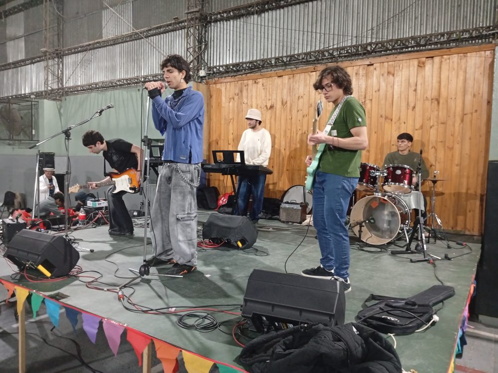 Alumnos tocando en vivo en la Fiesta de la Familia 2026