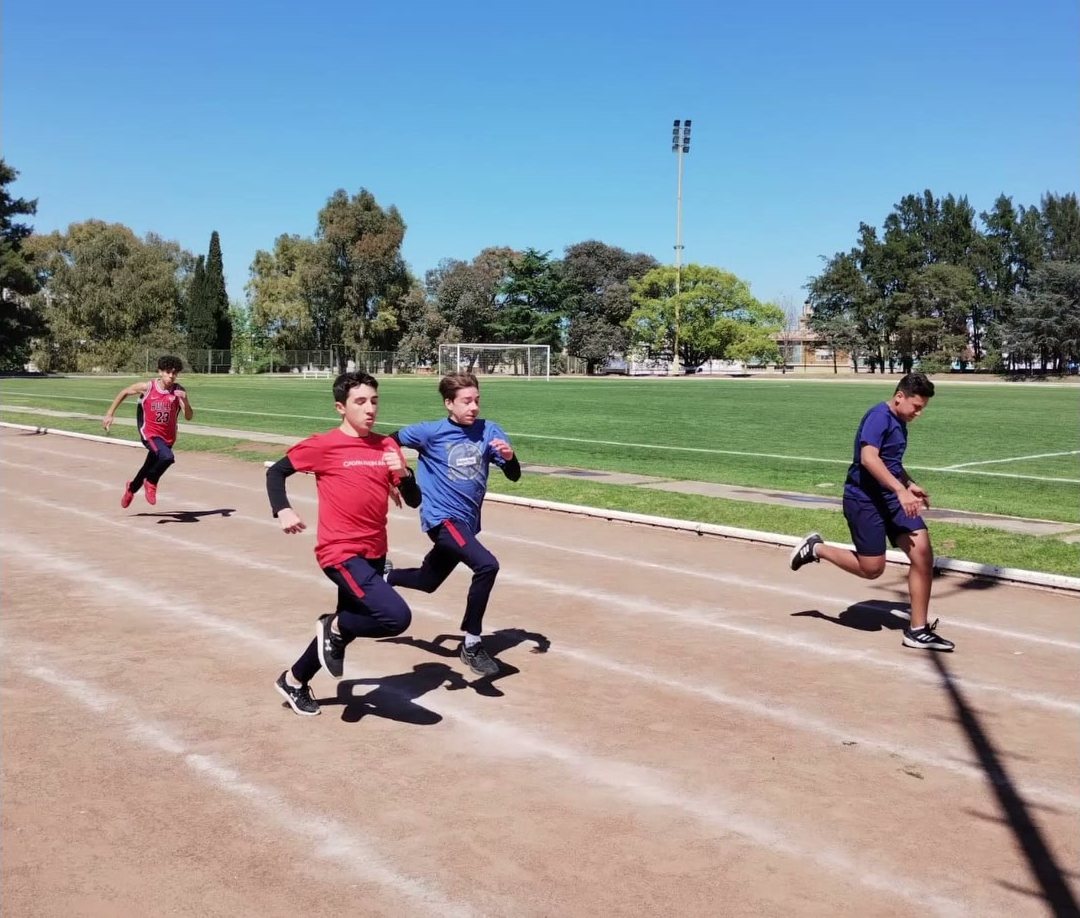 Alumnos corriendo en la pista de atletismo del Club del Banco Central