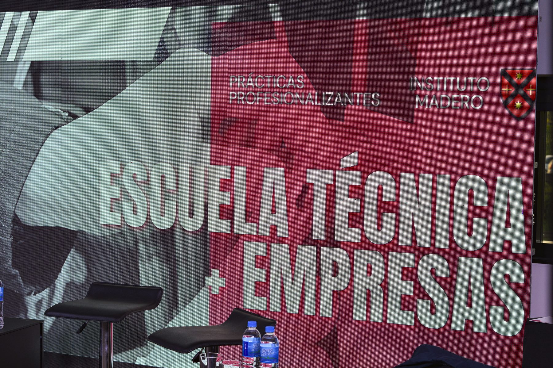 La pantalla de la noche: Escuela Técnica + Empresas.