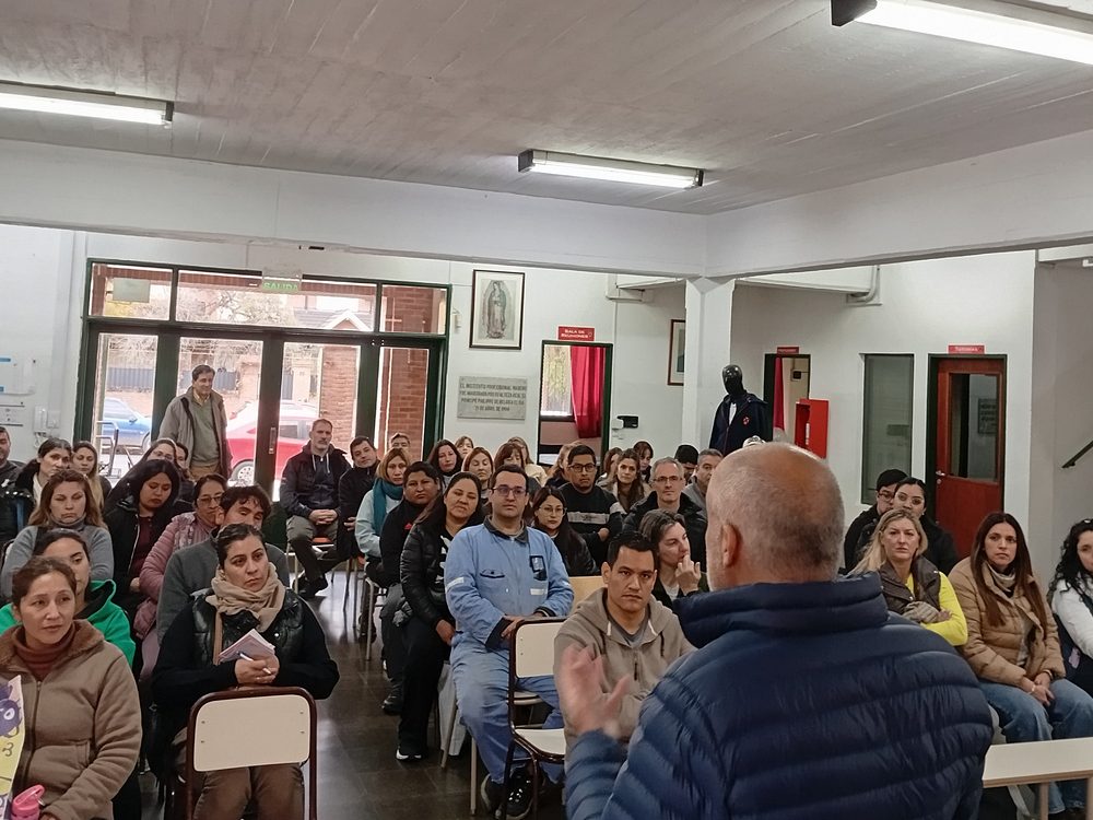 Padres escuchando una charla en el Instituto Madero
