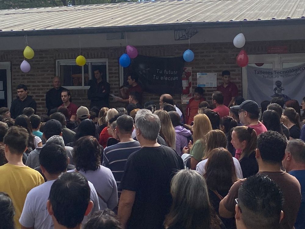El patio del Instituto Madero lleno de chicos y familias en el inicio de los Talleres Tecnológicos 2026