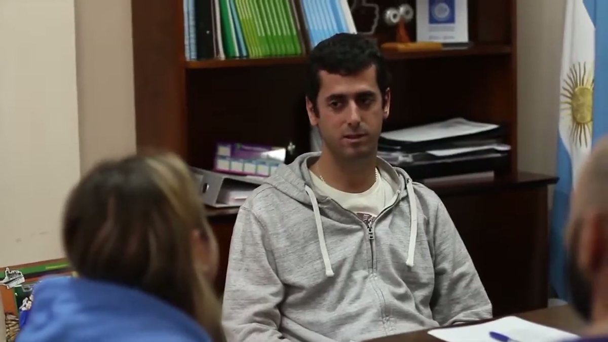 Un tutor del Instituto Madero en una entrevista con los padres de un alumno, en la sala de Tutorías