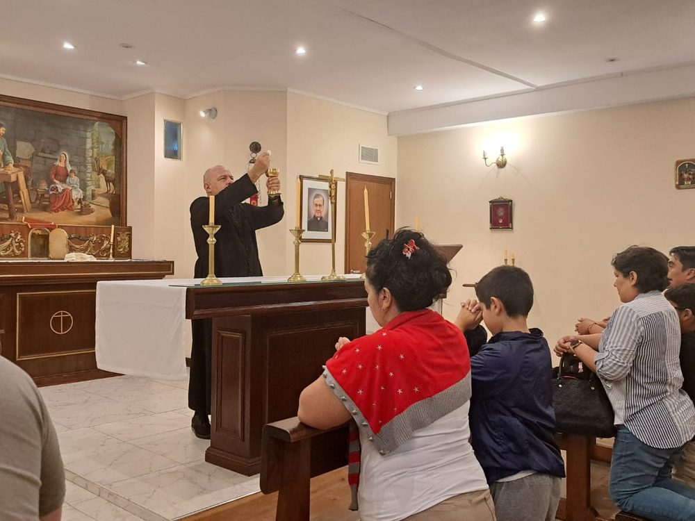 Padres e hijos en la catequesis familiar, en la capilla del Instituto Madero