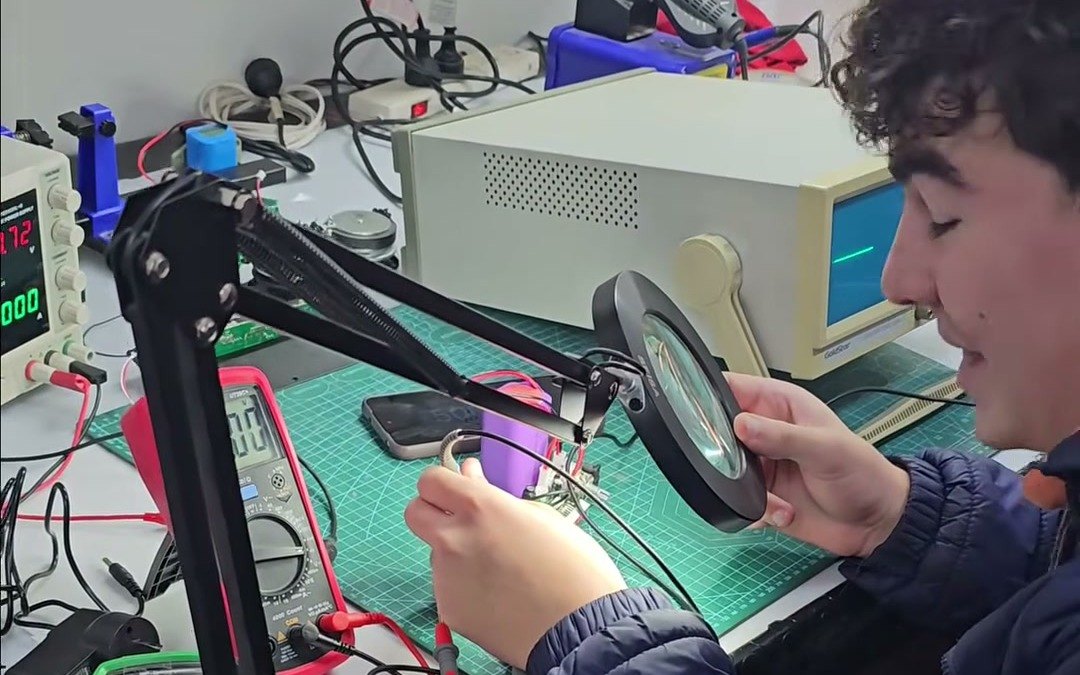 Un alumno de 7.º de Electrónica mide una placa con el tester y el osciloscopio