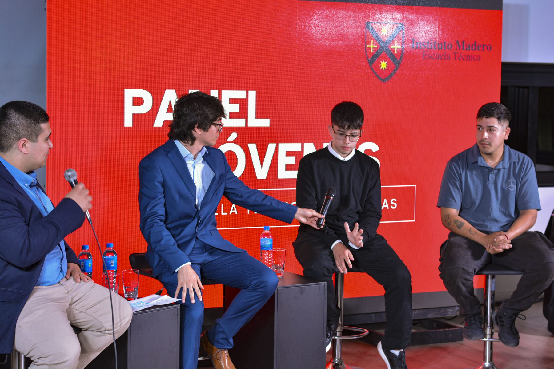 Panel de jóvenes: Mateo Angió, coordinador de Prácticas Profesionalizantes, con Marcos, Juan Bautista y Fabrizio.