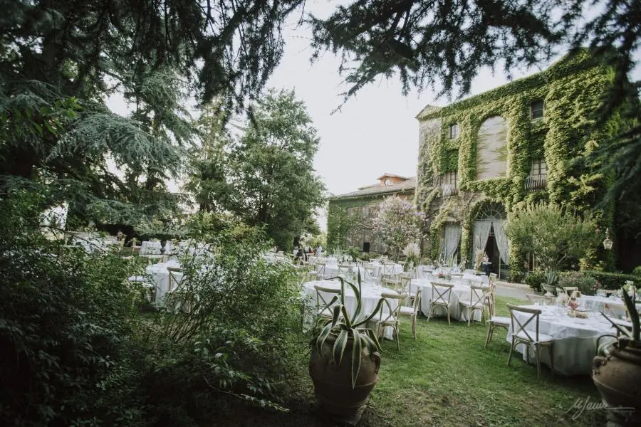A historic Italian villa with a garden and guest rooms, prepared for a wedding weekend