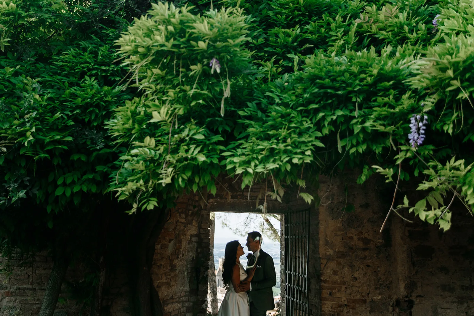 A real intimate wedding on Lake Como, with the couple and their closest guests by the water