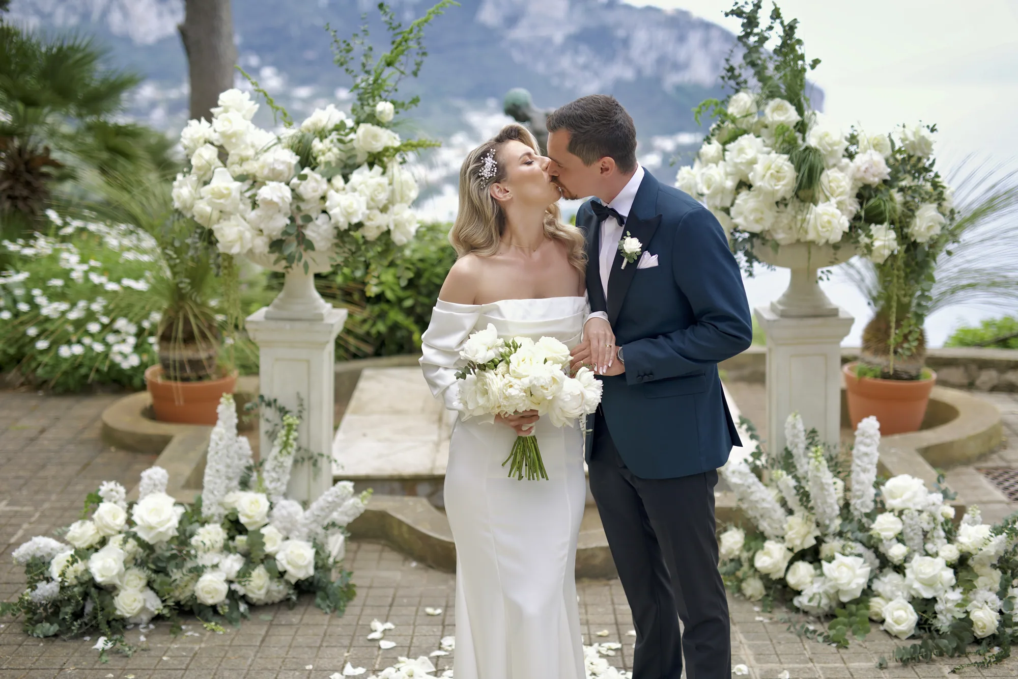 Elegant civil ceremony in Italy