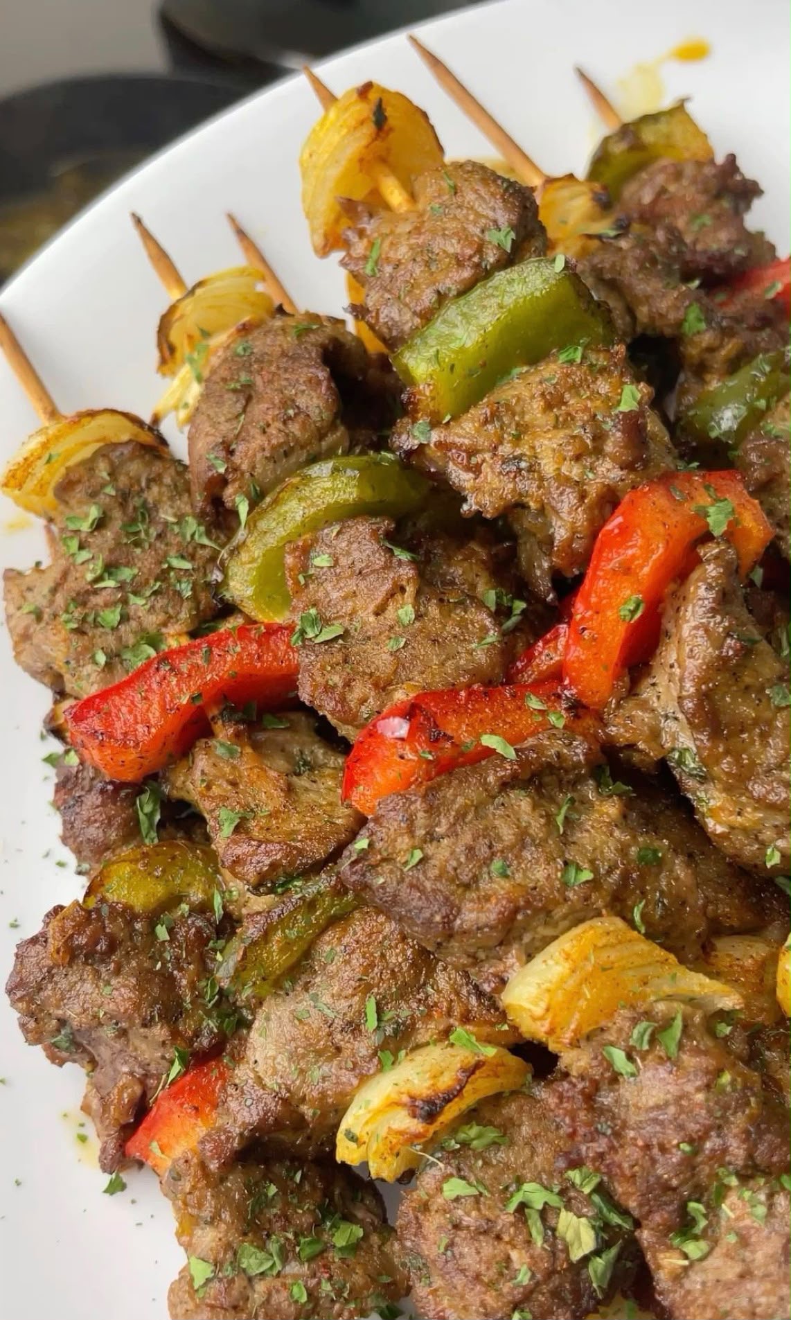 Choukouya (Brochettes de Viande) — plat africain authentique au restaurant Petite Afrique à Montréal