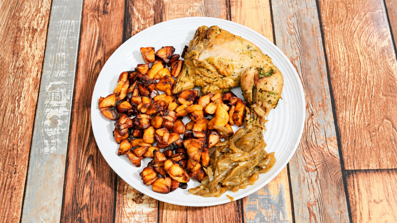 Poulet Yassa — plat africain authentique au restaurant Petite Afrique à Montréal