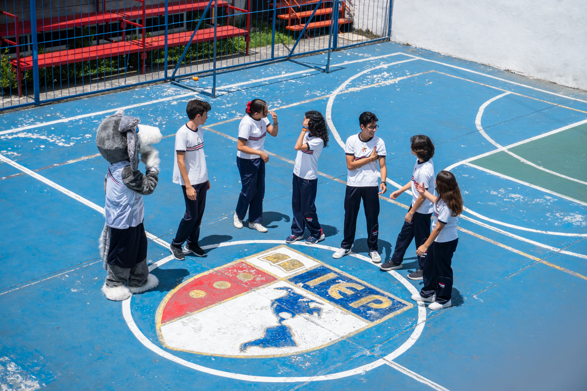 Alumnos del Panamericano conviviendo en el campus