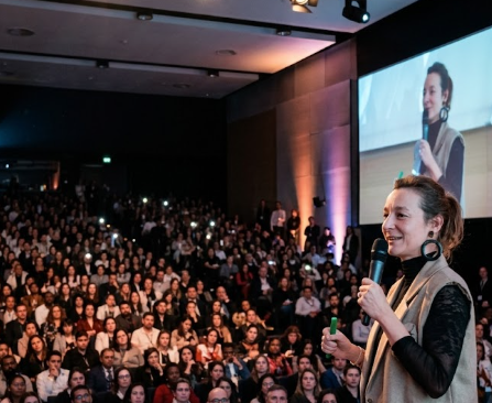 Fanny Bordas en conférence devant un large public