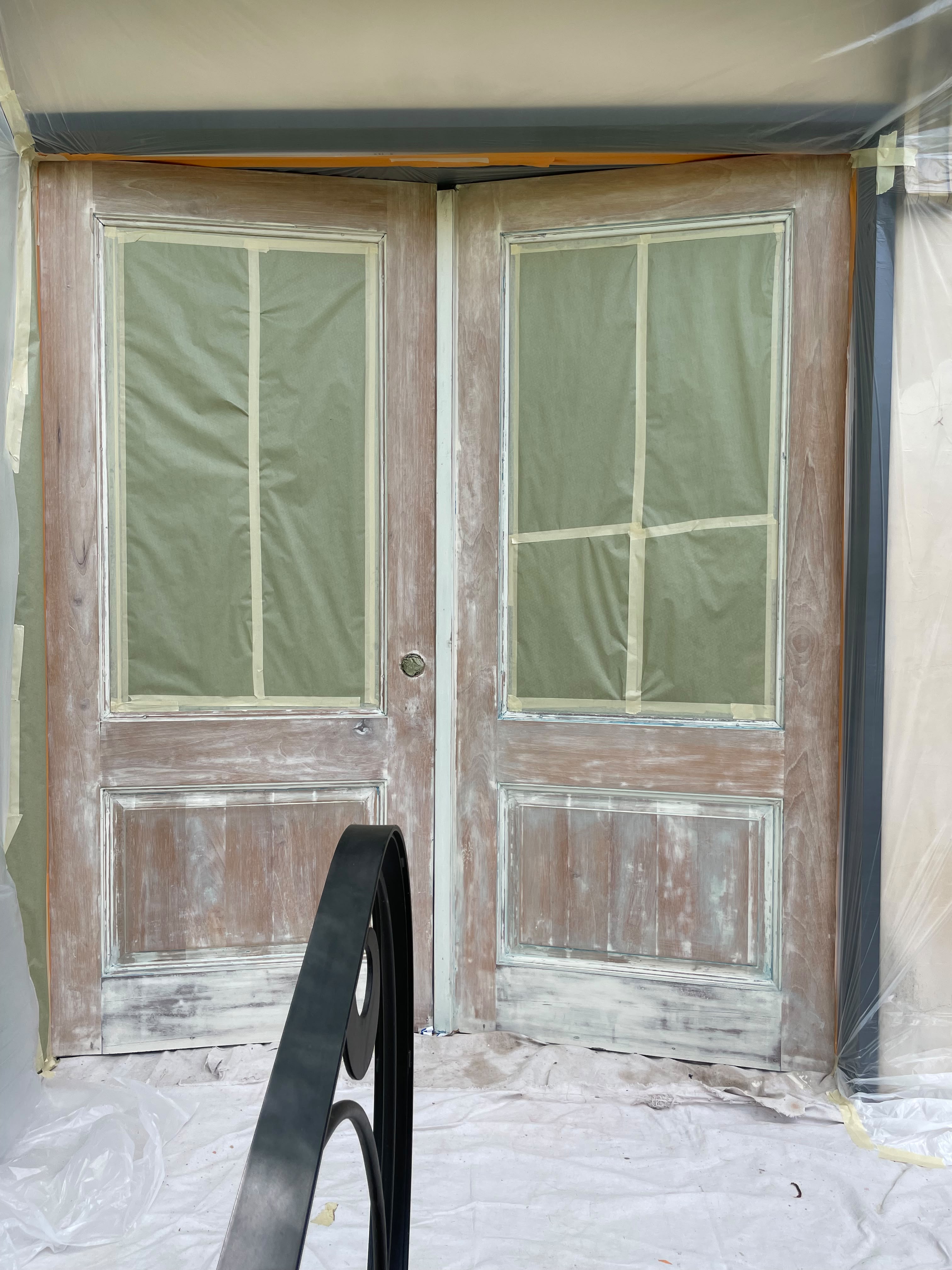Exterior wall with peeling and weathered paint before repainting