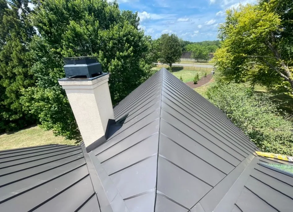 24/7 emergency roofing service securing a damaged roof fast