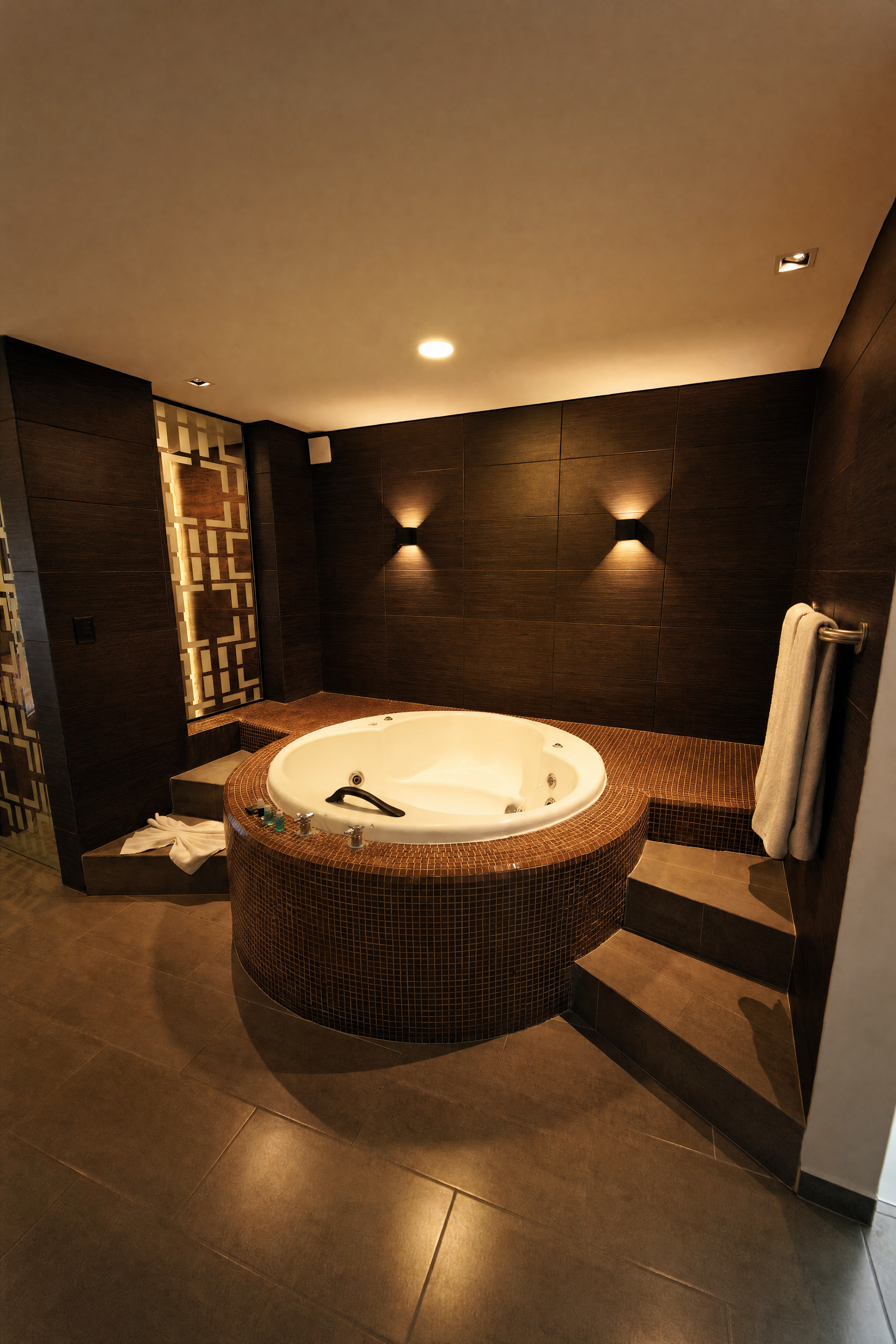 Jacuzzi circular de Motel Speed con escalones de acceso e iluminación tenue