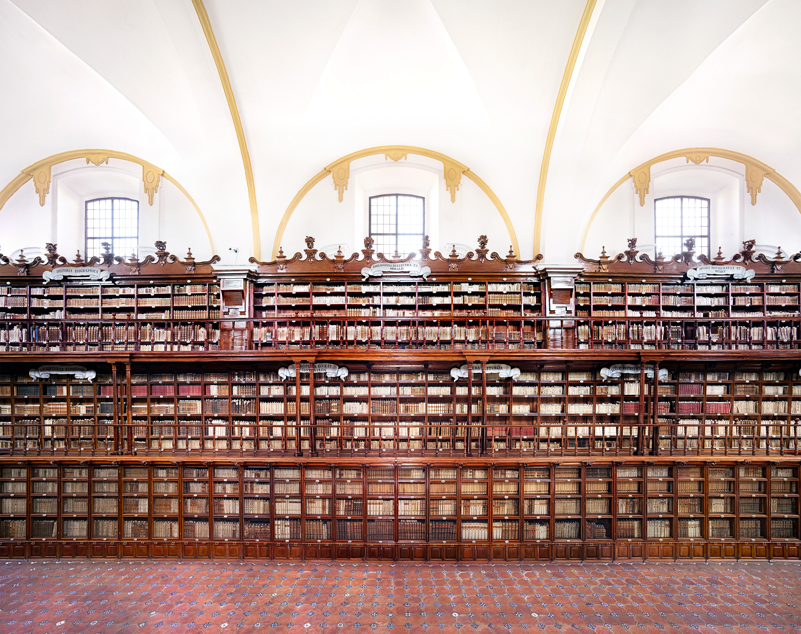 Pasillos y anaqueles de la Biblioteca Palafoxiana