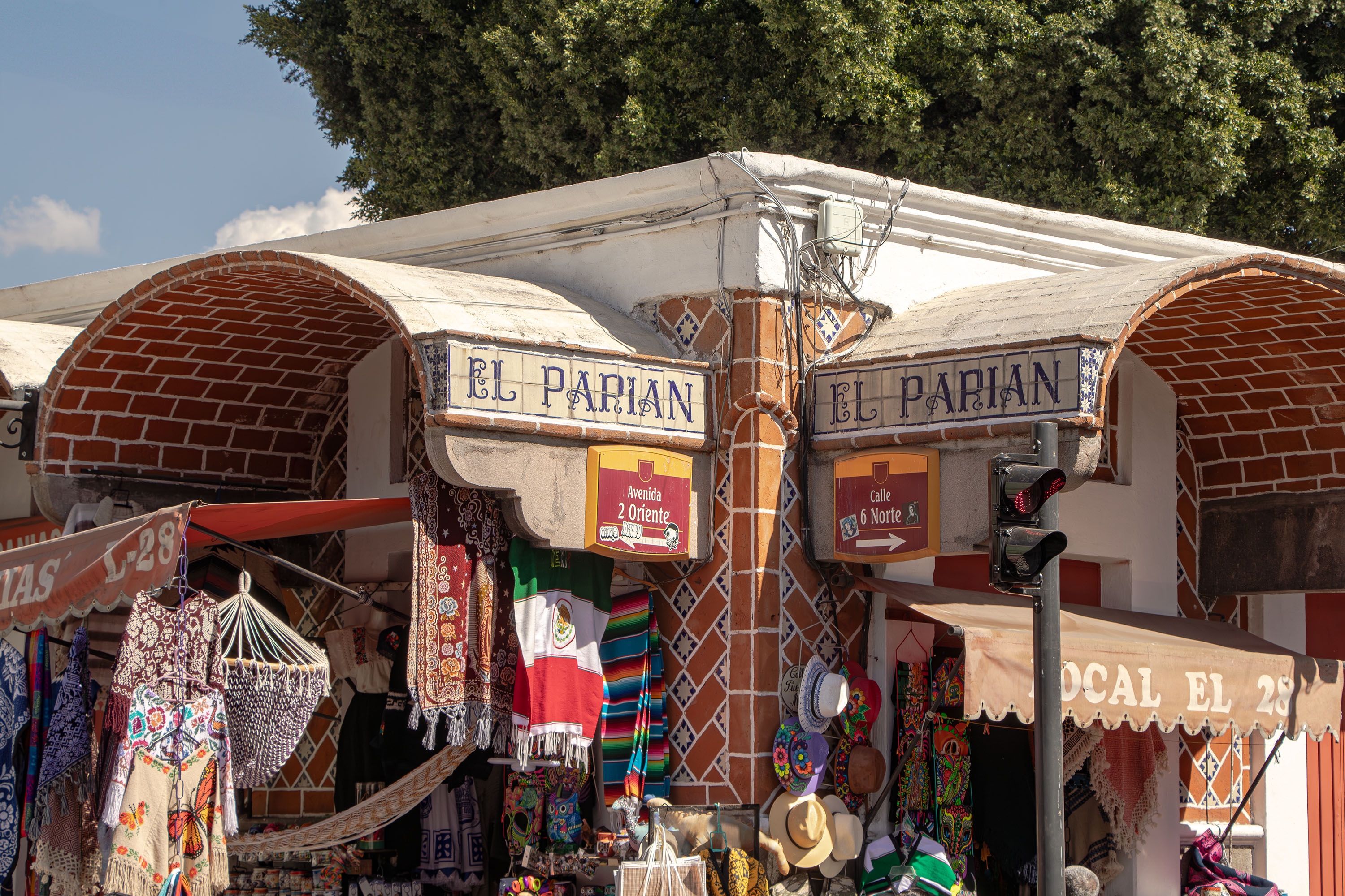 Locales y artesanías en El Parián