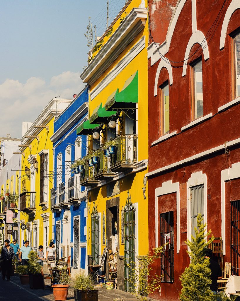 Fachadas coloridas del Callejón de los Sapos