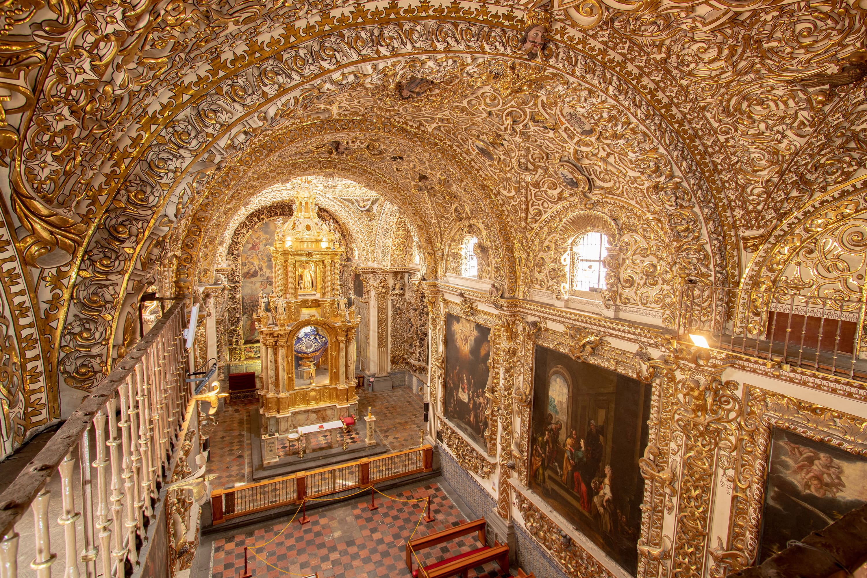 Techo y relieves de la Capilla del Rosario