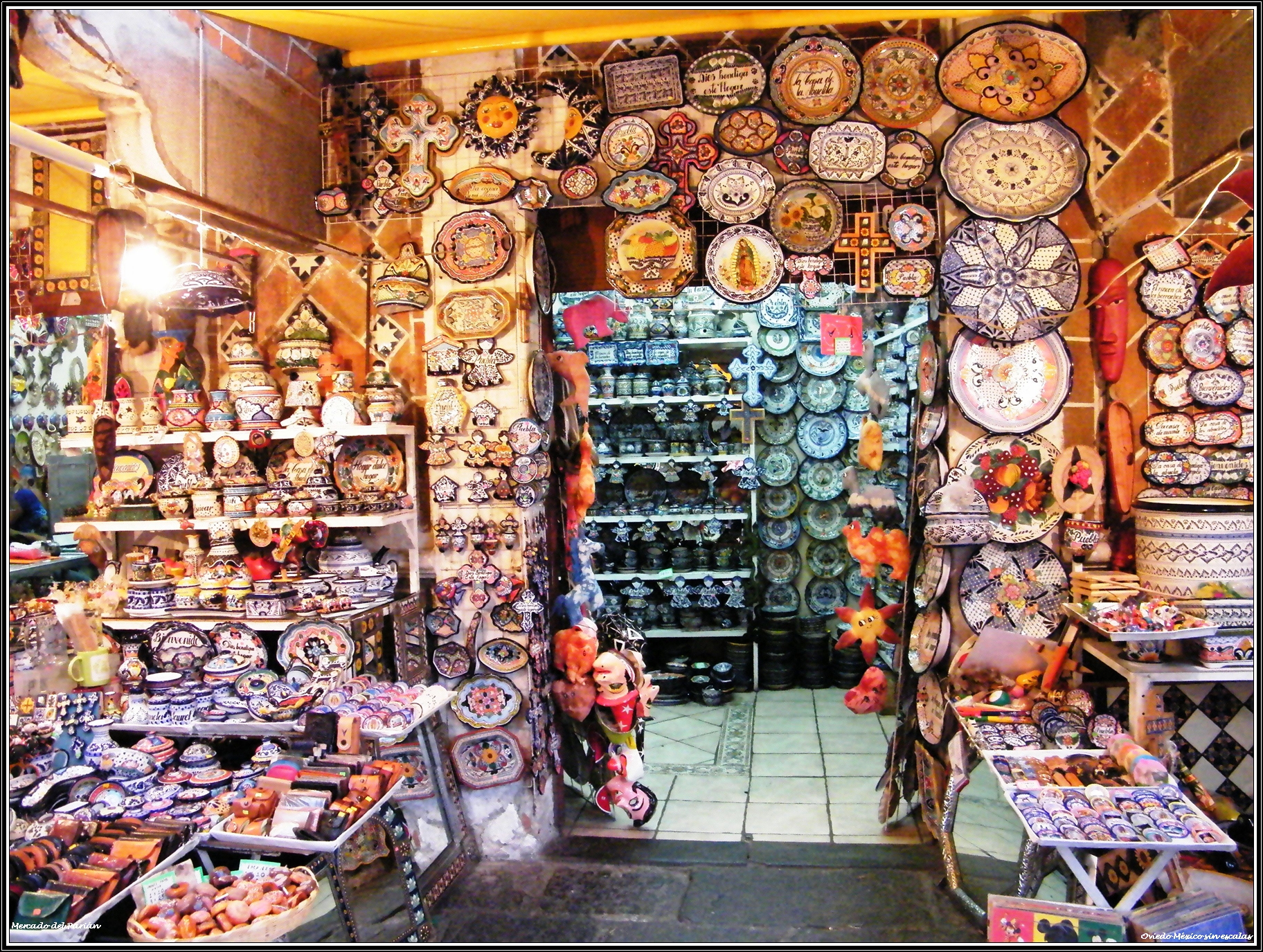 Ambiente artesanal y colorido de El Parián
