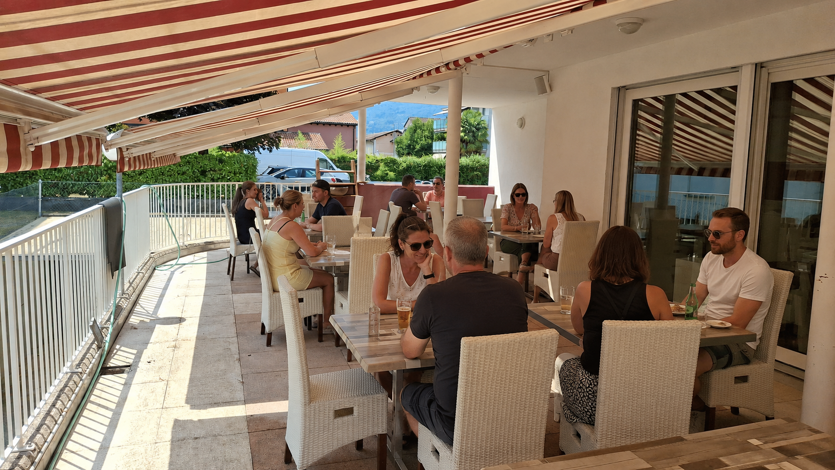 Dehor esterno del ristorante Arcobaleno a Caslano con vista