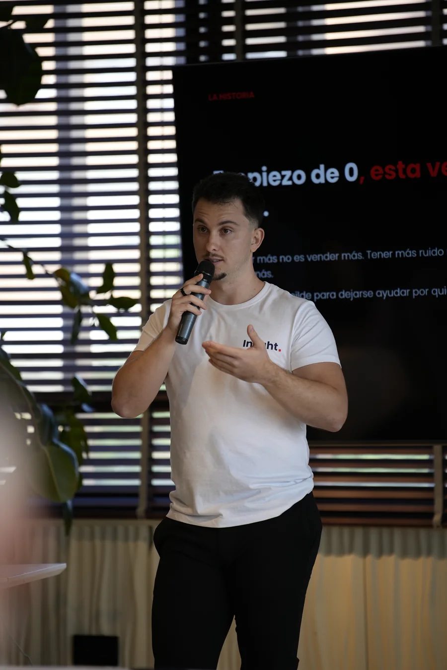 Marcel Estela, CEO de InLight, impartiendo una clase