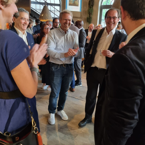 Magicien cocktail entreprise — close-up entre collaborateurs