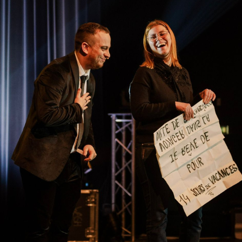 Spectacle magicien entreprise sur scène — performance live corporate