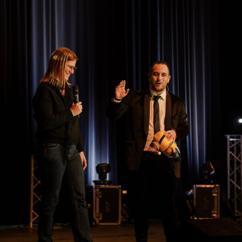 Close-up magicien entreprise — magie de proximité lors d'un séminaire