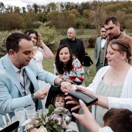 Close-up magicien mariage — magie de proximité pendant le cocktail